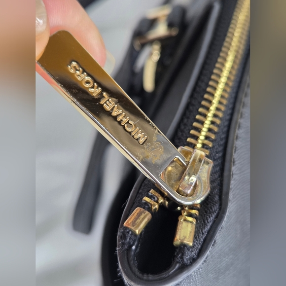 Michael Kors aprox 11"x10"inchs- Black Tote Bag W/ Golden Hardware - Picture 5 of 15